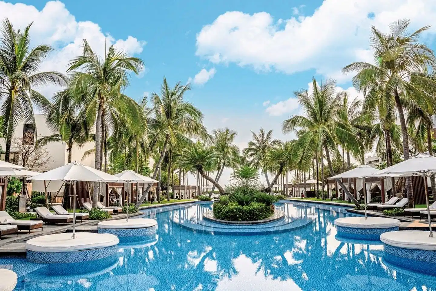 Shilla Monogram Danang Pool