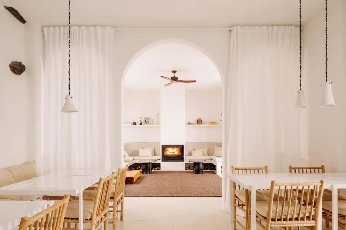 White Exclusive Suites & Villas Bar