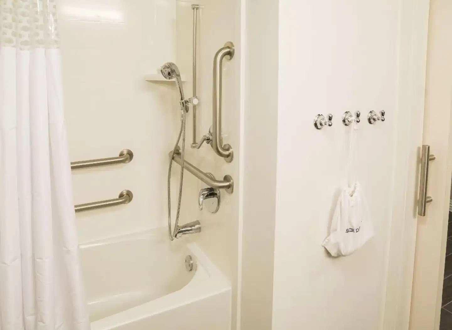 Hampton Inn & Suites Orlando at SeaWorld Badezimmer