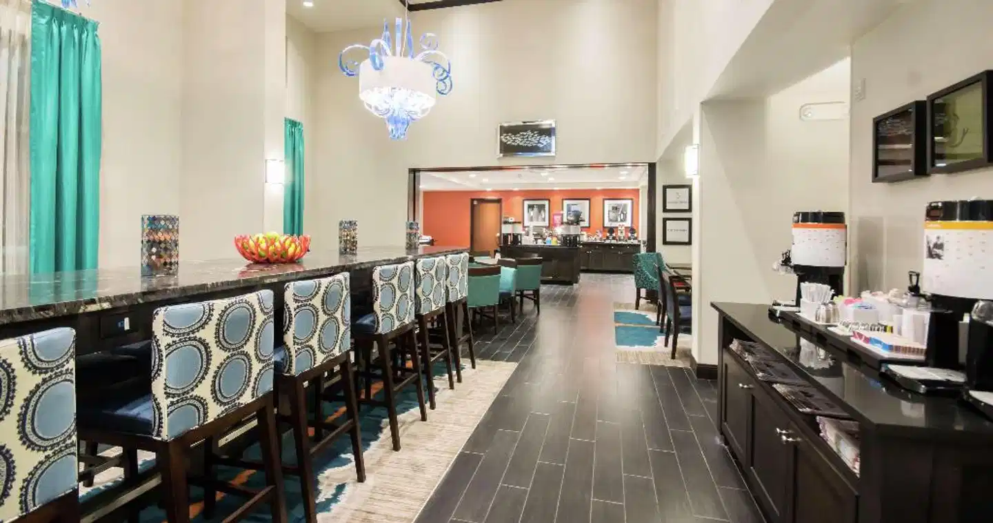 Hampton Inn & Suites Orlando at SeaWorld Bar
