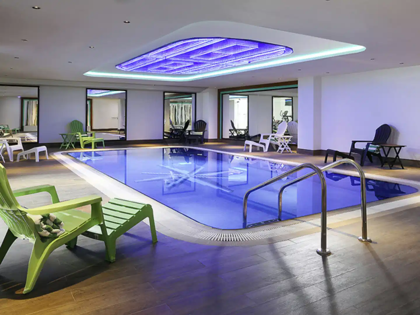 Ibis Styles Dubai Jumeirah Hallenbad