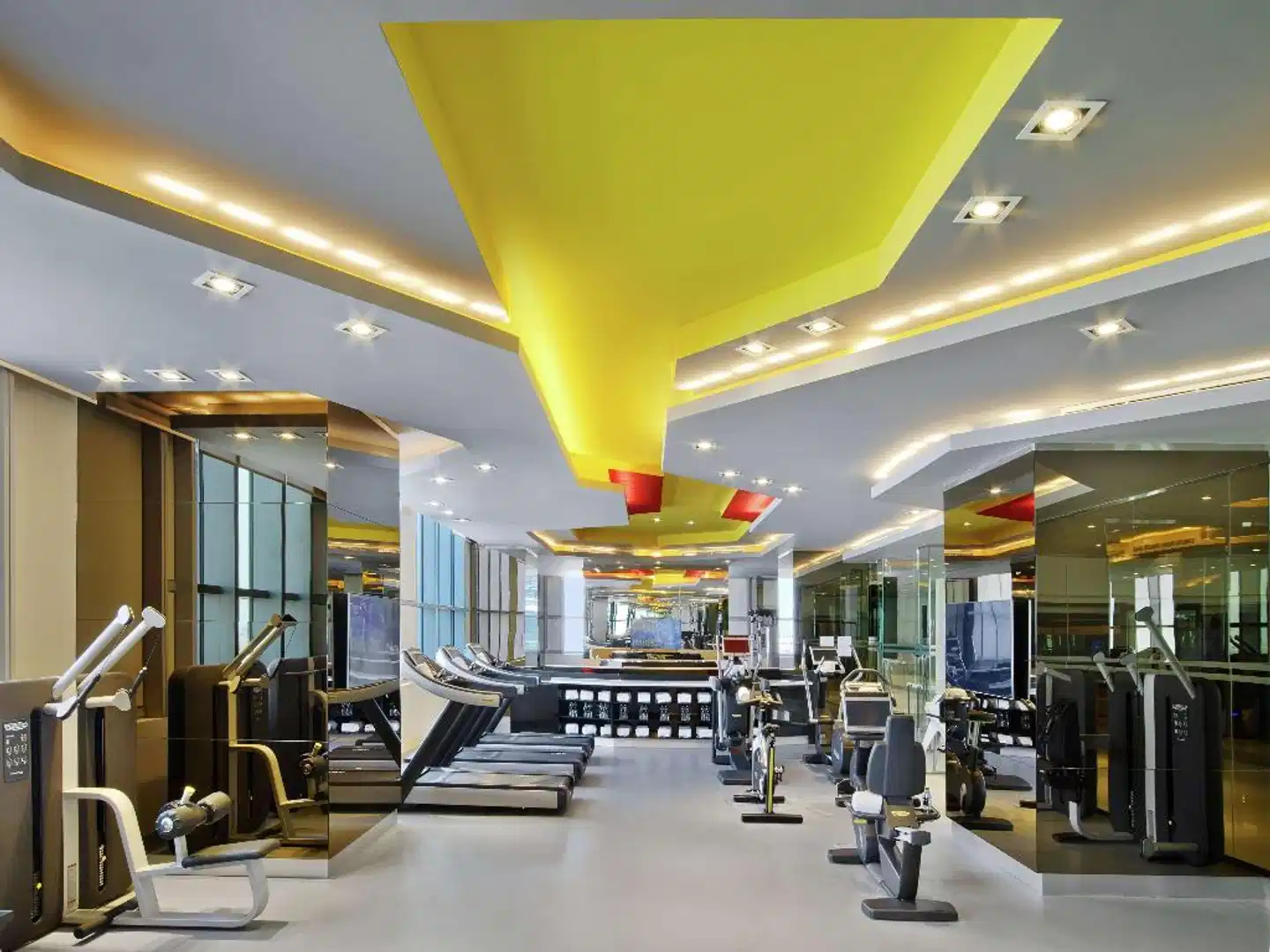 V Hotel Dubai, Curio Collection by Hilton Sport und Entertainment