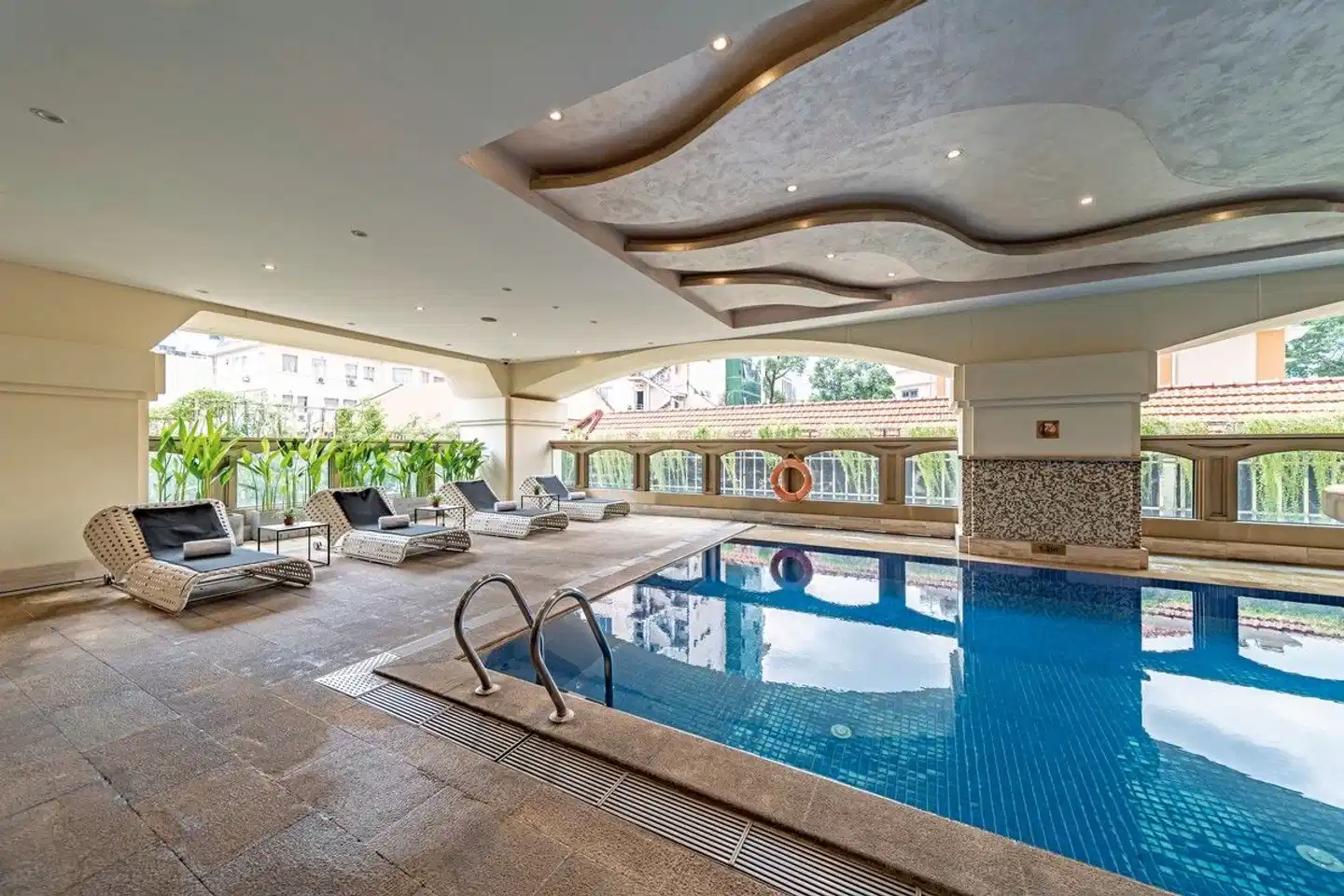 Sherwood Suites Saigon Hallenbad