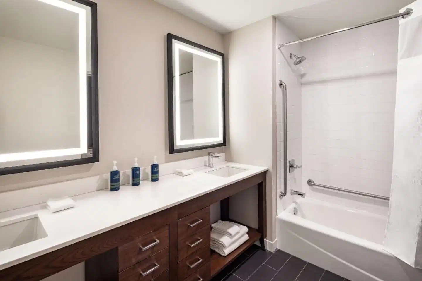 Four Points by Sheraton Penticton at the Convention Centre Badezimmer