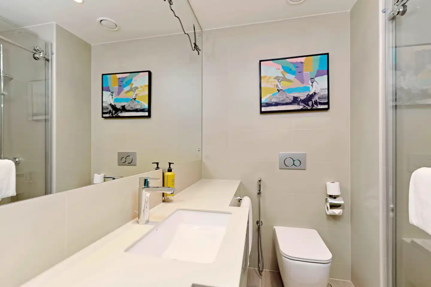 Rove Al Marjan Island Badezimmer