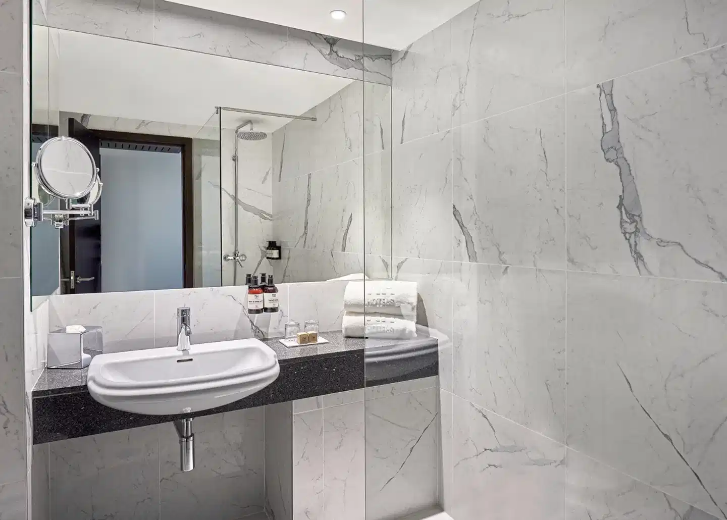 NH Coimbra Dona Inês Badezimmer