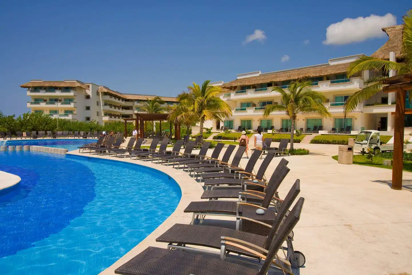 BlueBay Grand Esmeralda POOL