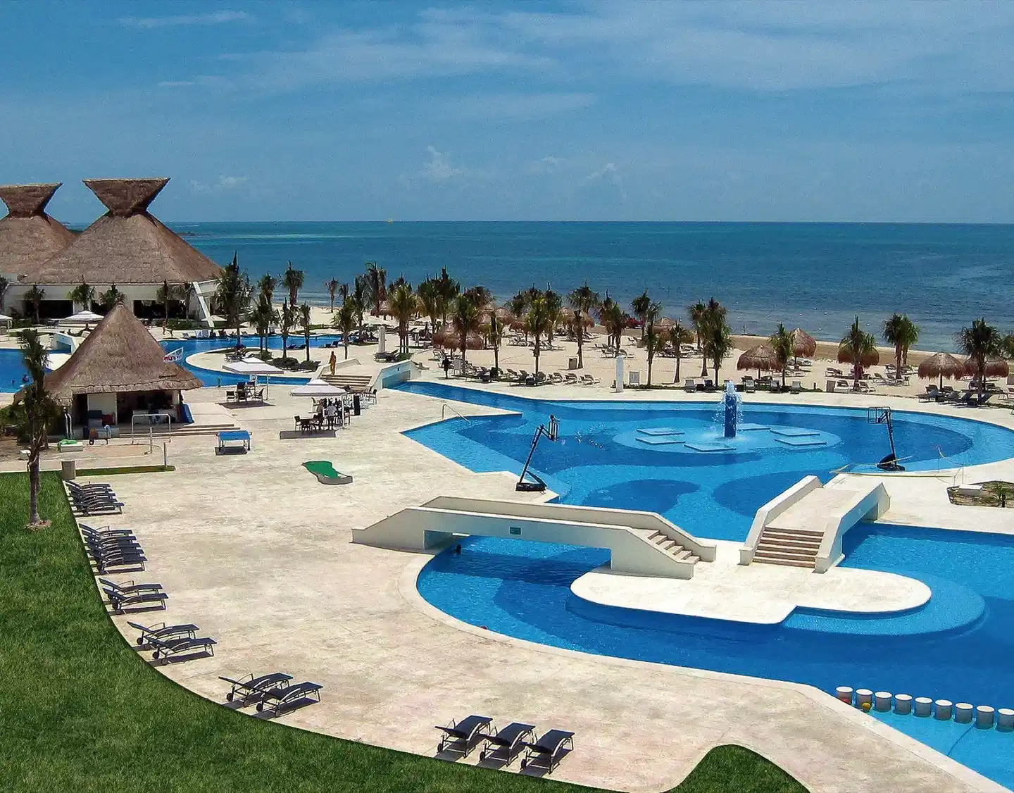 BlueBay Grand Esmeralda POOL