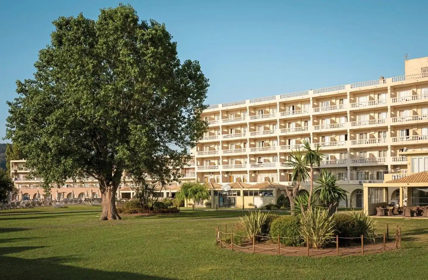 Canvas by Mitsis Messonghi Aussenansicht