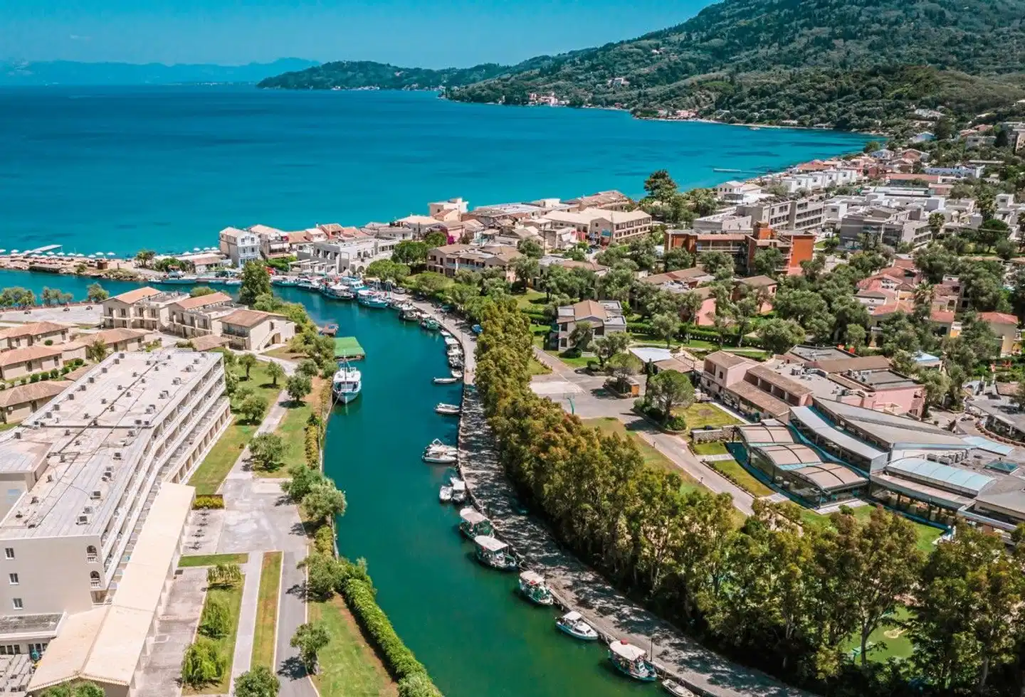 Canvas by Mitsis Messonghi Aussenansicht