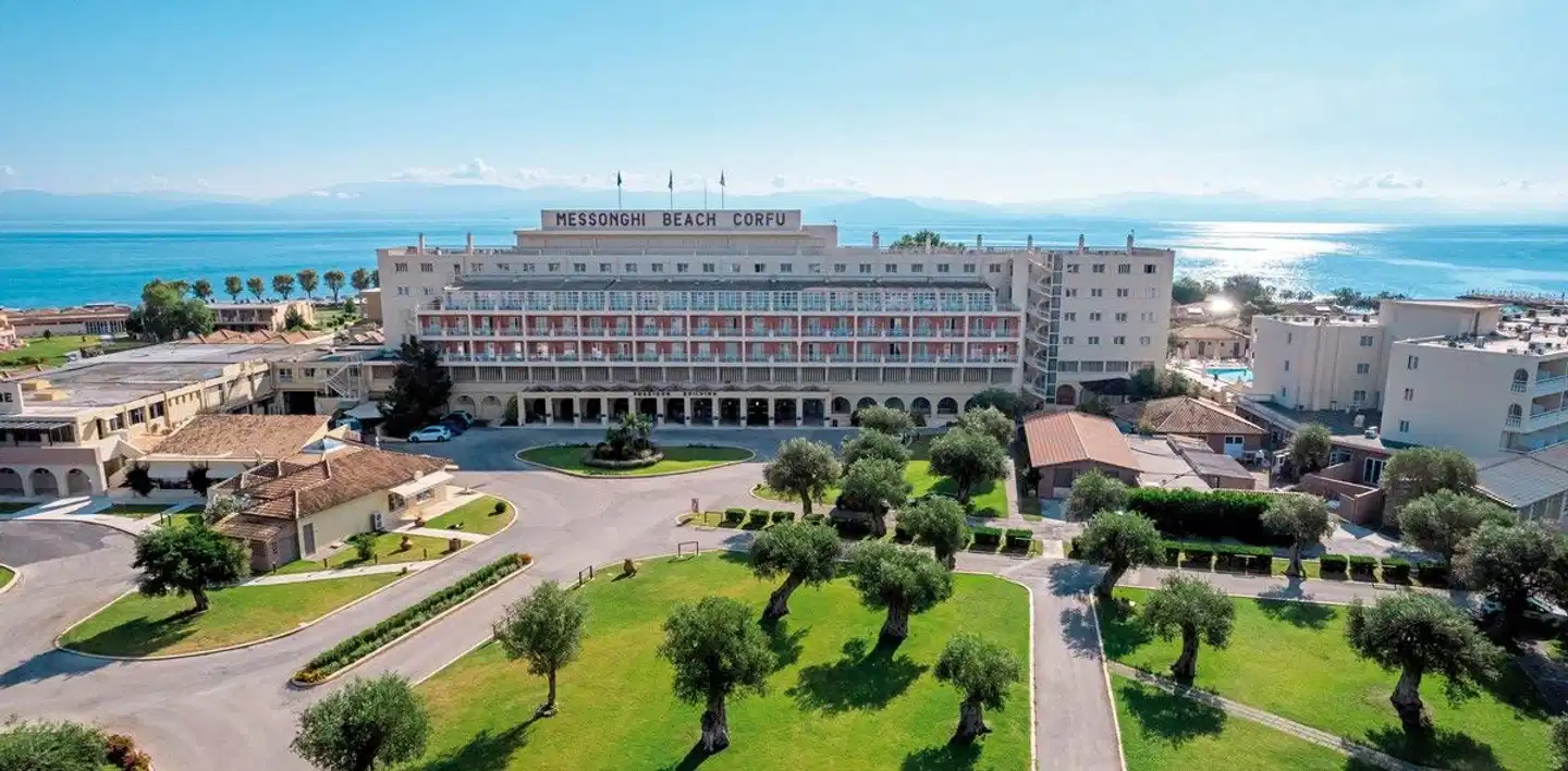 Canvas by Mitsis Messonghi Aussenansicht