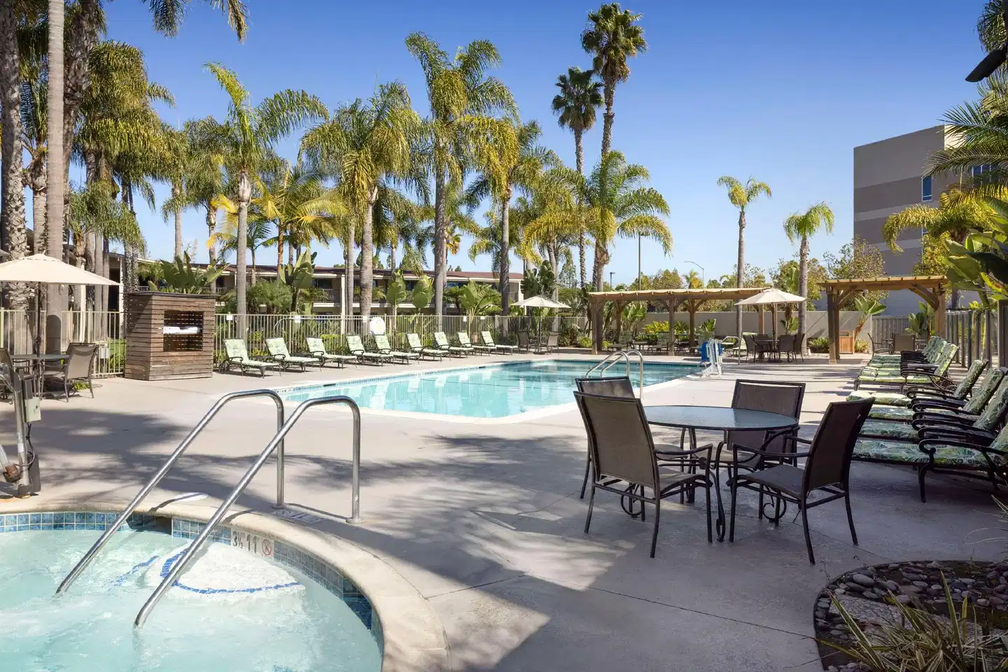 DoubleTree by Hilton San Diego Bayside Pool