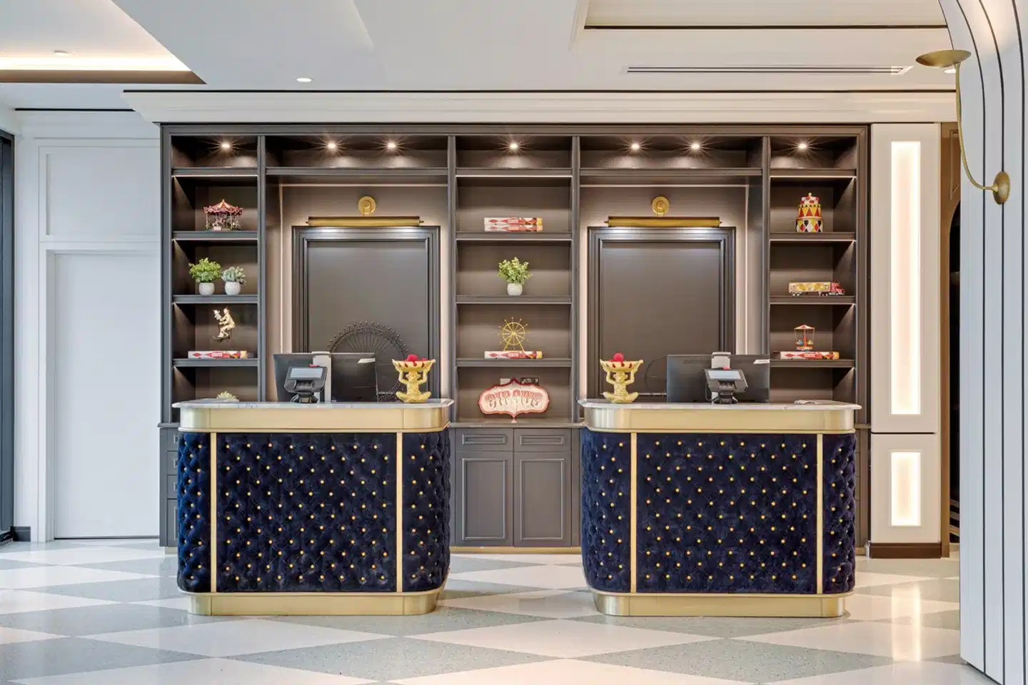 Cirque St. Armands Beachside Lobby