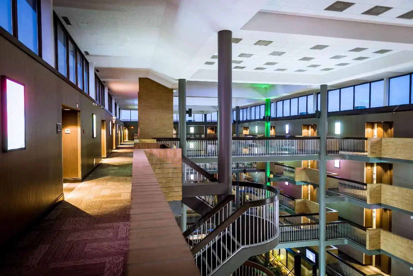 Best Western Plus Village Park Inn Bar