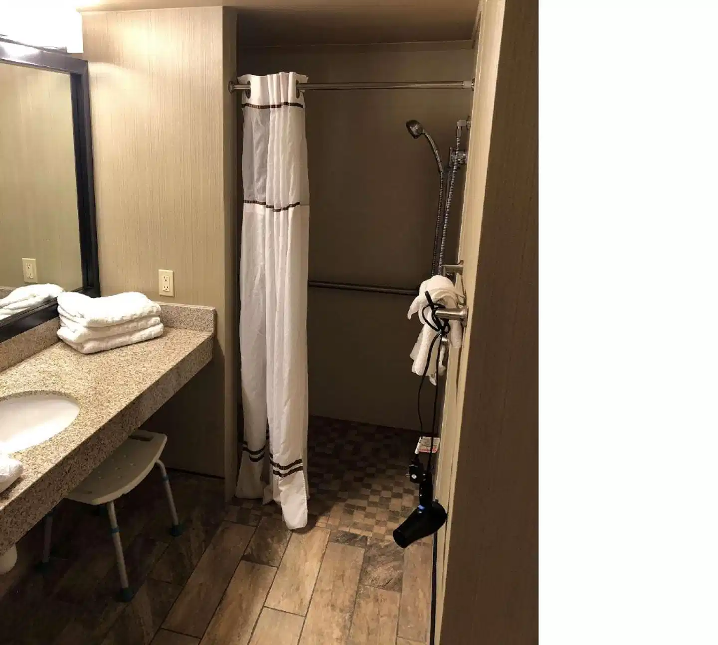 Best Western Ramkota Hotel Badezimmer