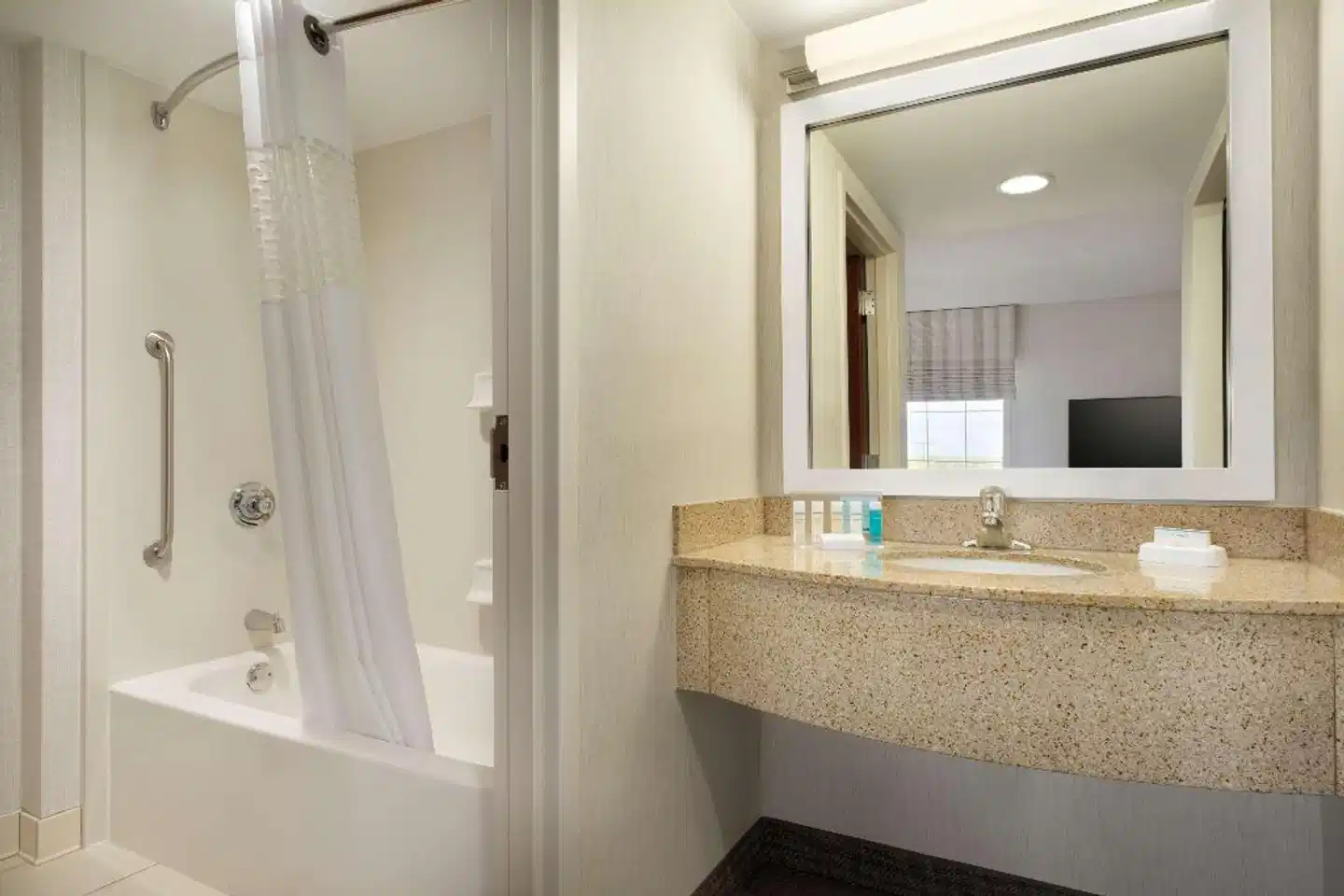Hampton Inn & Suites Newport/Middletown Badezimmer