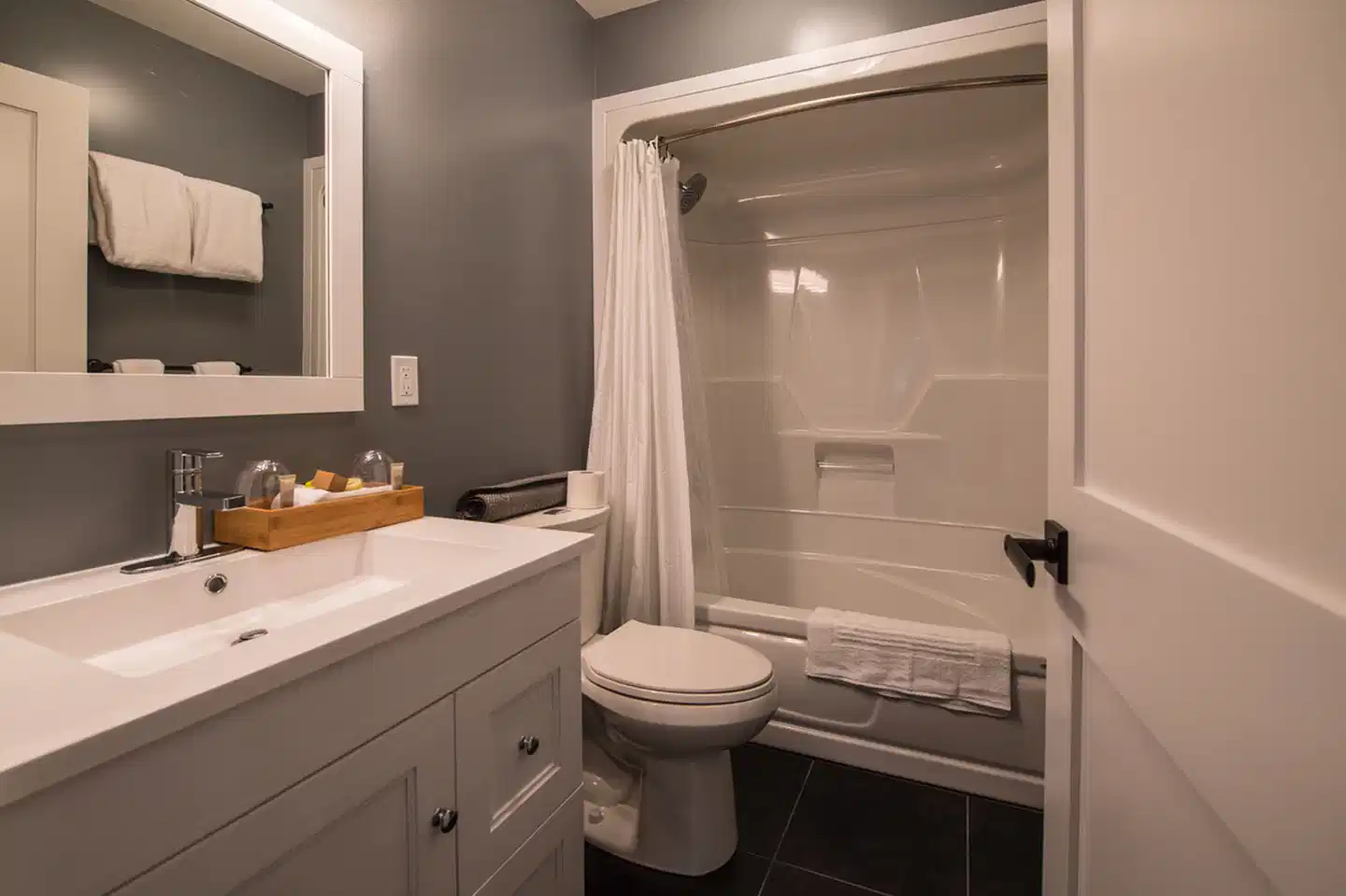 Bella Coola Eagle Lodge Badezimmer