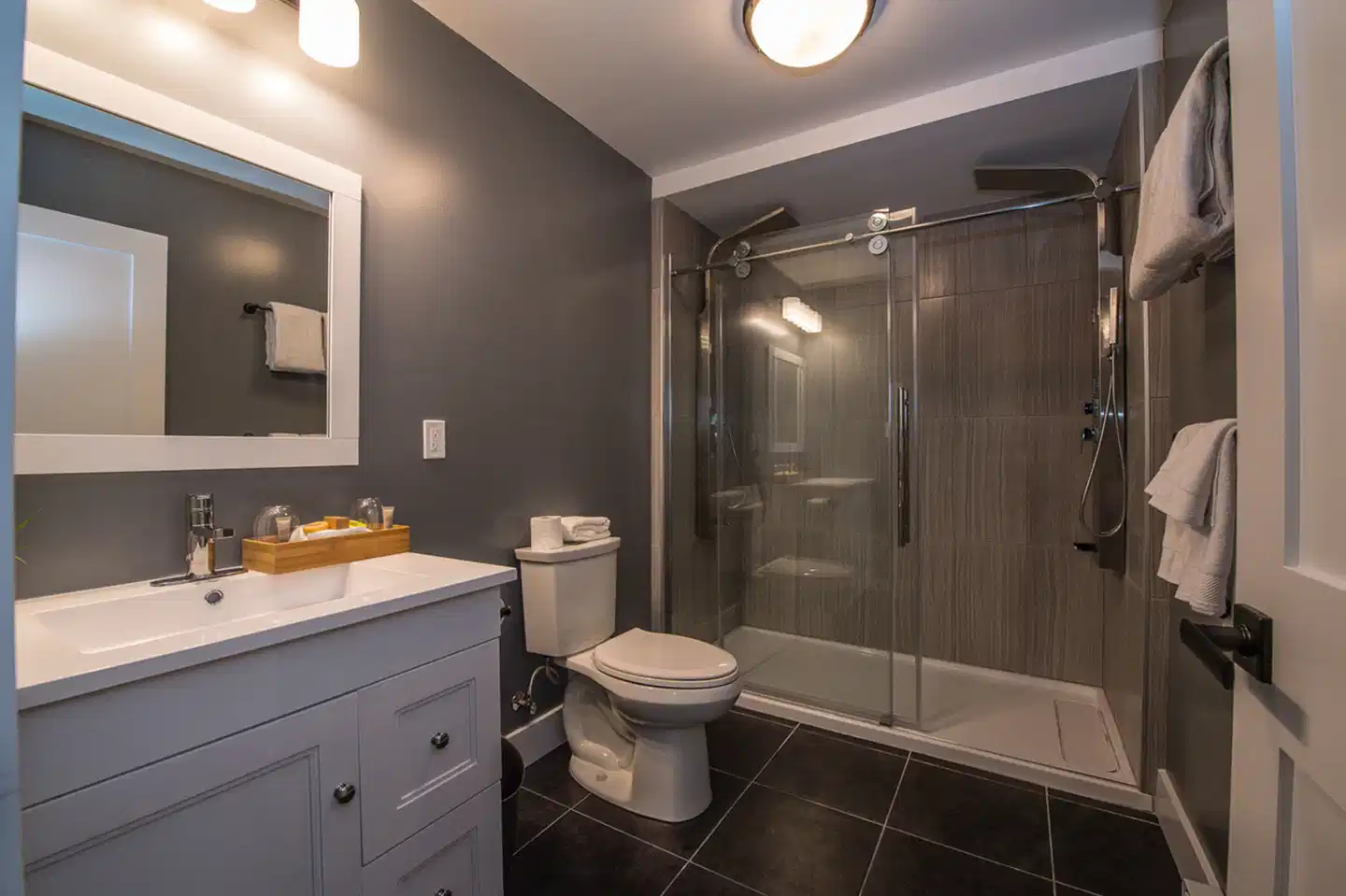 Bella Coola Eagle Lodge Badezimmer