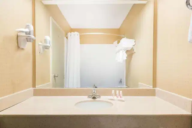 Ramada by Wyndham St. John's Badezimmer