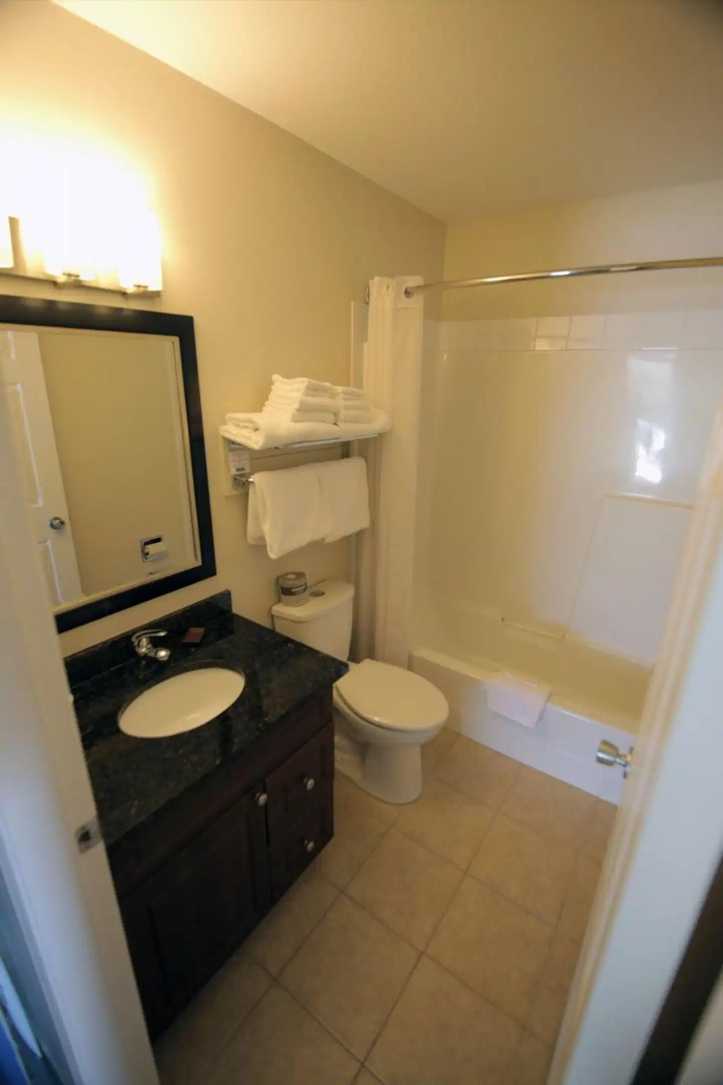 Kamloops Travelodge Mountview Badezimmer