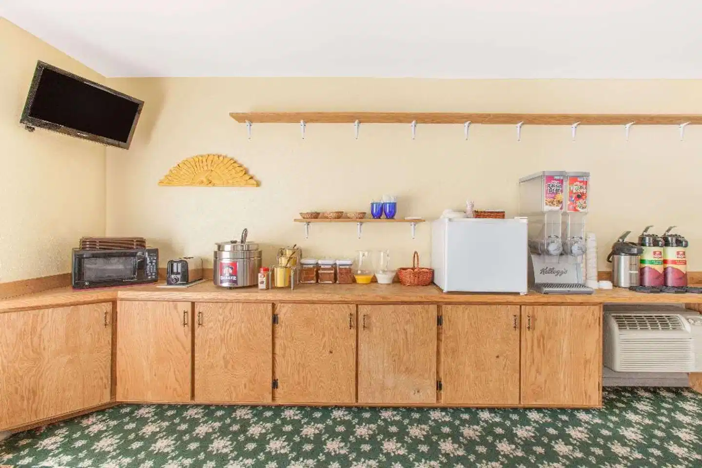 Days Inn by Wyndham Eureka Springs Lobby