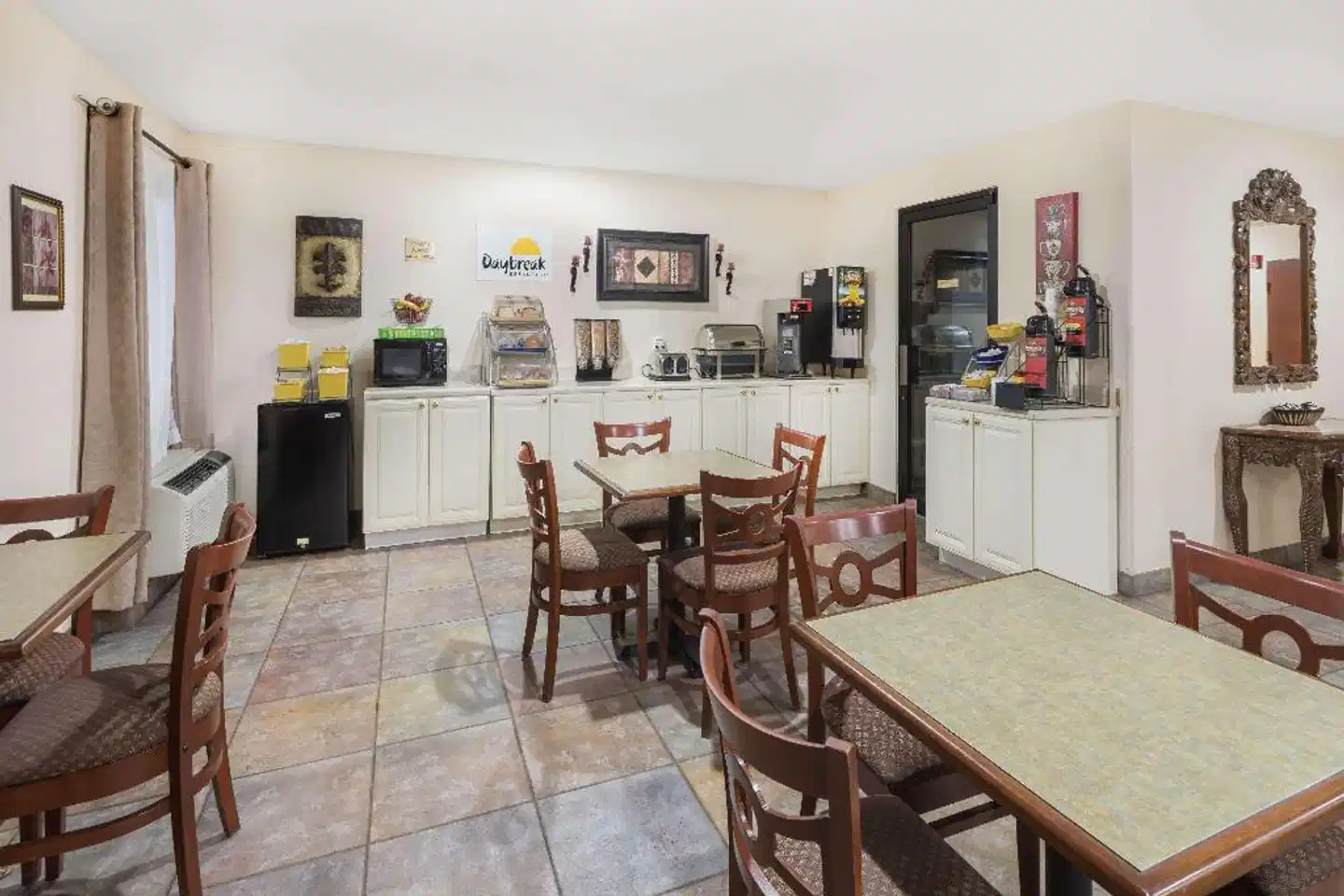 Days Inn & Suites by Wyndham Eunice Bar