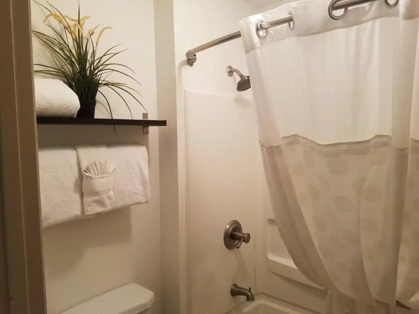 Infinity Inn & Suites Badezimmer