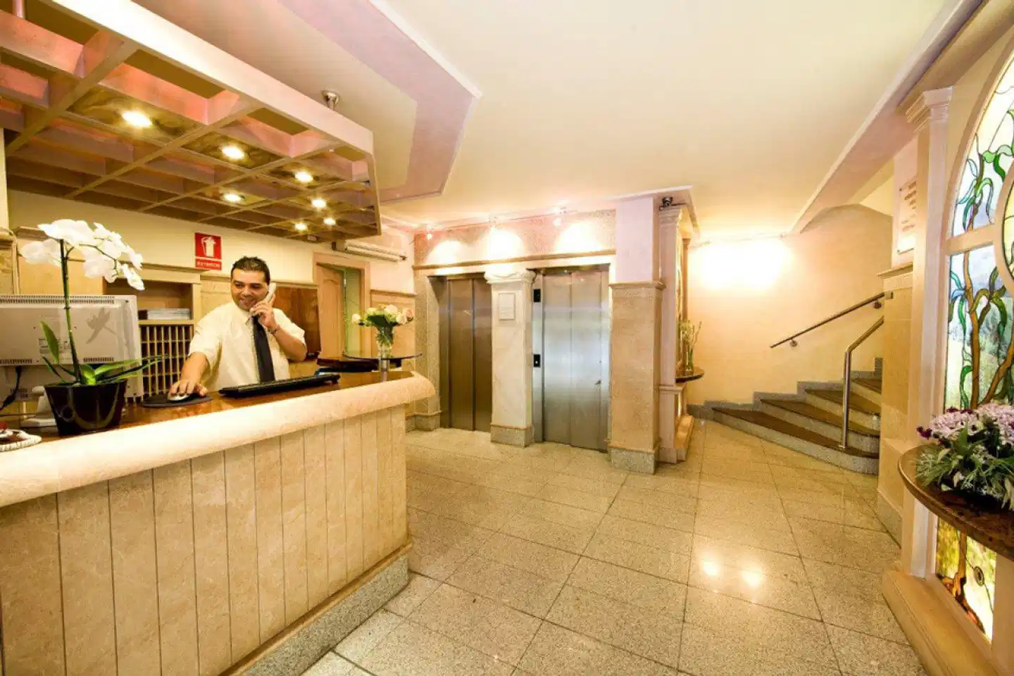 Monarque El Rodeo Lobby