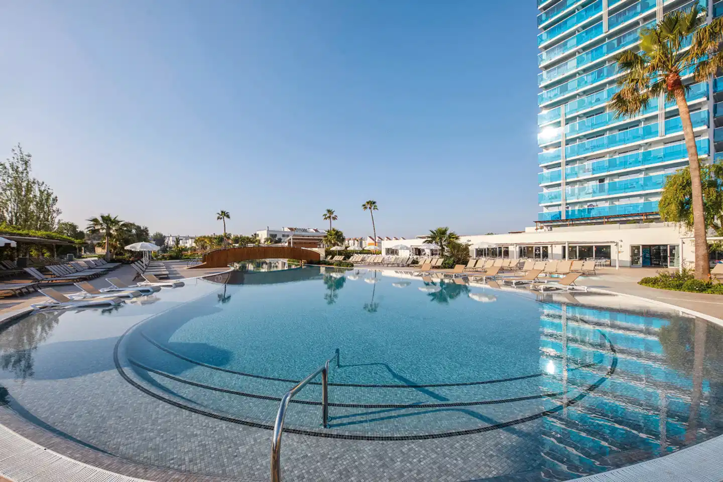 BG Tonga Tower Design Hotel & Suites Pool