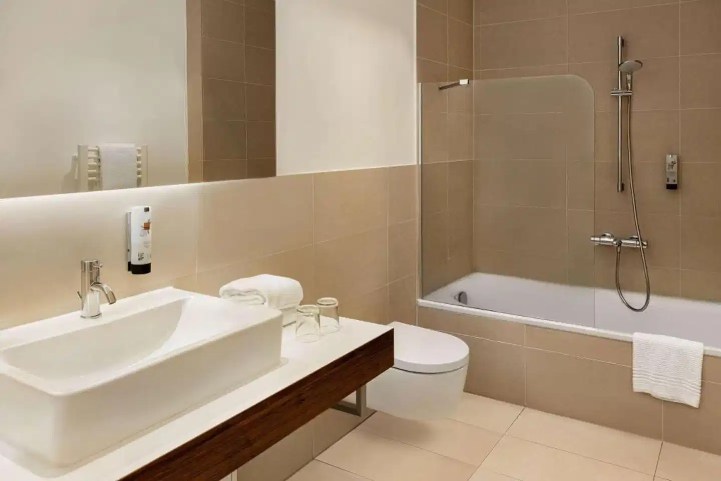 Amedia Plaza Dresden, Trademark Collection by Wyndham Badezimmer