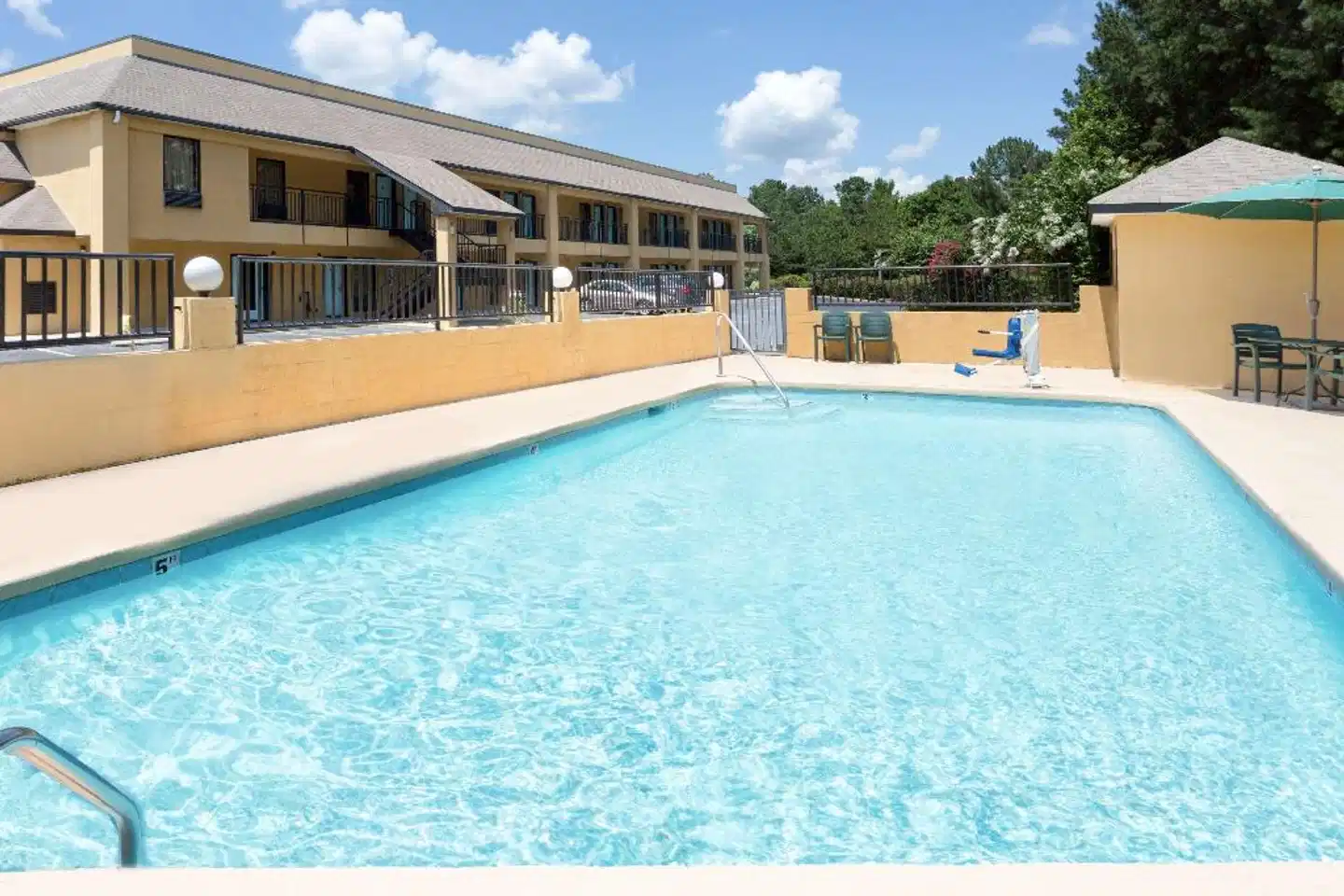 Days Inn by Wyndham Biscoe Pool