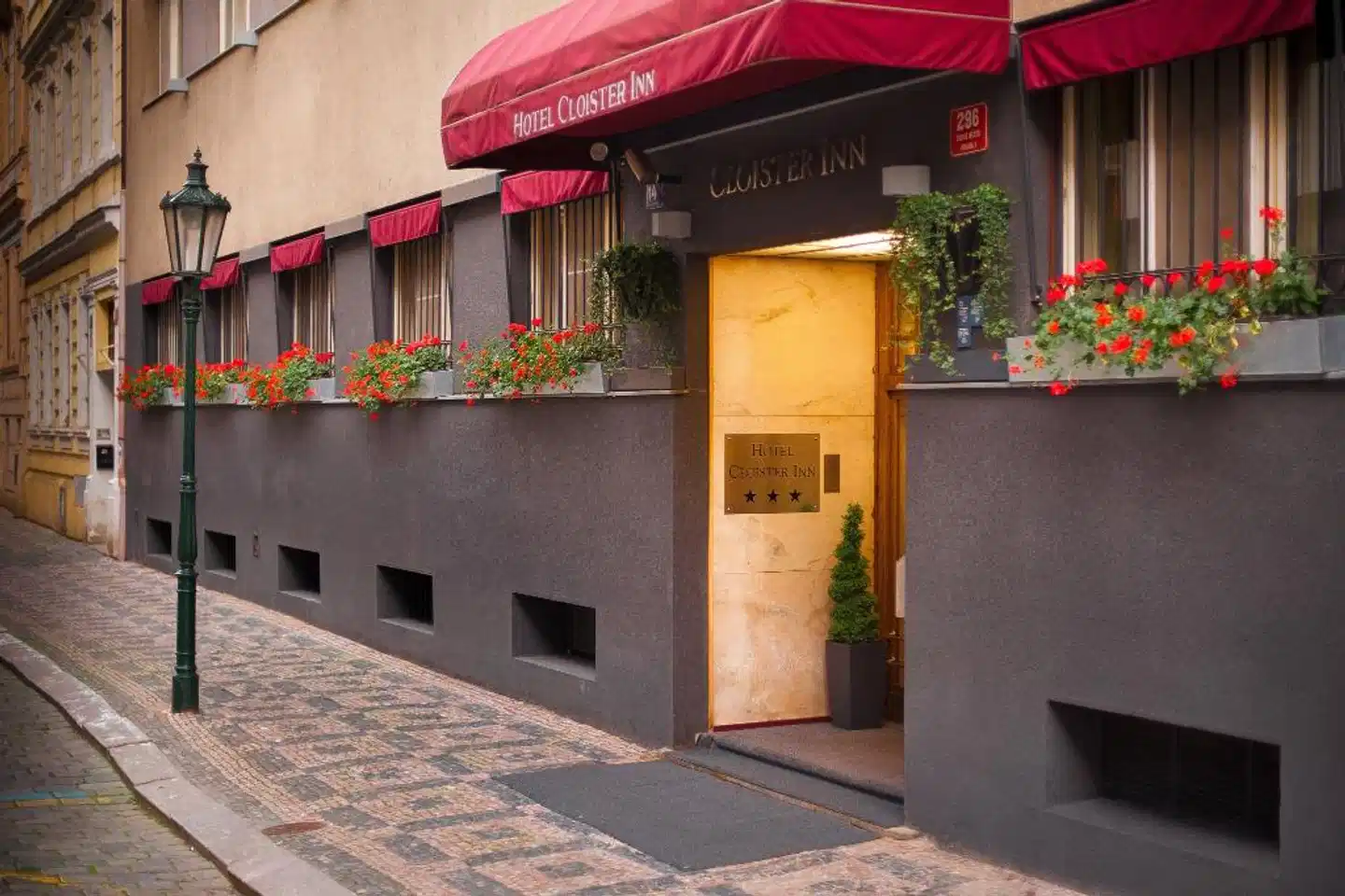 Cloister Inn Hotel Aussenansicht