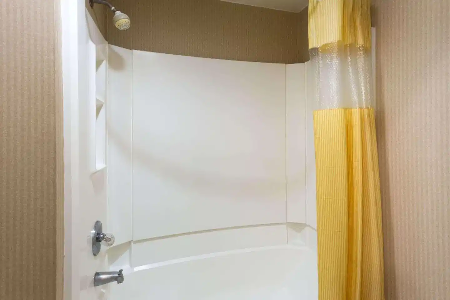 Days Inn & Suites by Wyndham Northwest Indianapolis Badezimmer