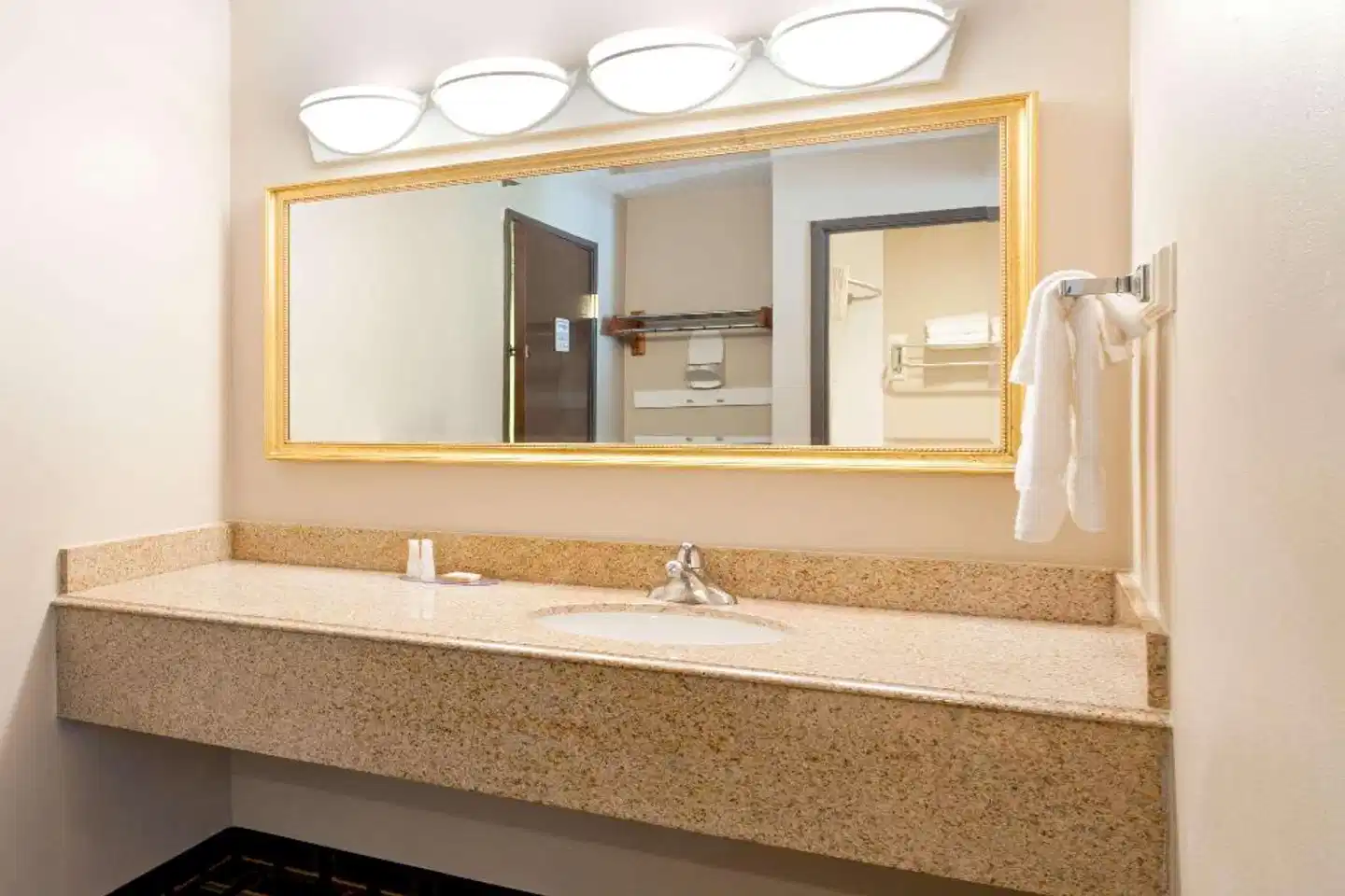 Baymont by Wyndham Memphis East Badezimmer