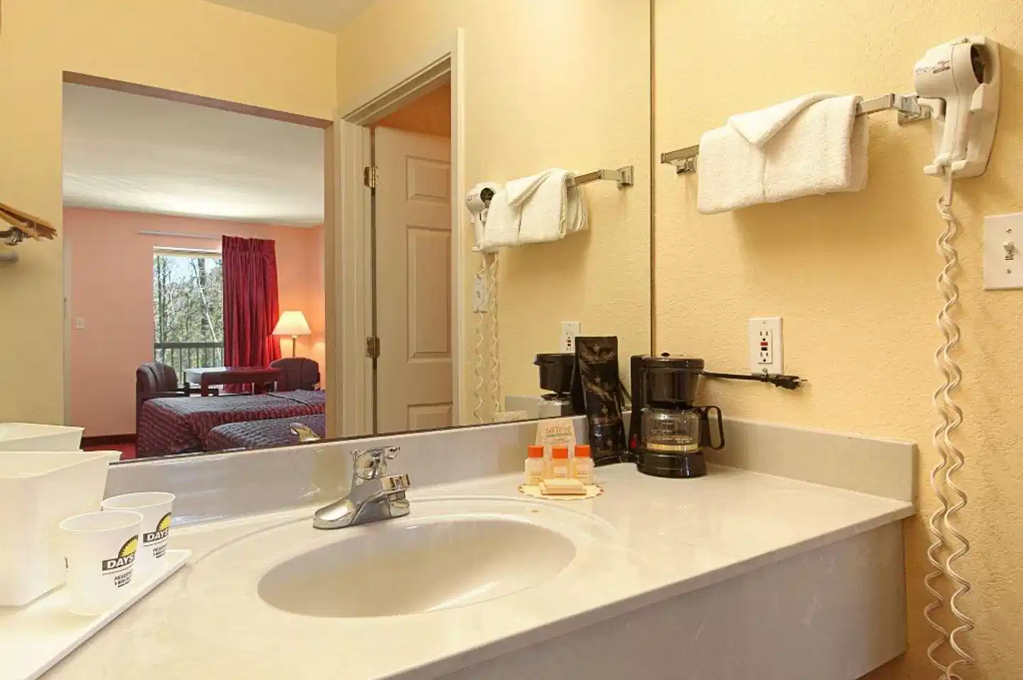 Days Inn by Wyndham Ocean Springs Badezimmer