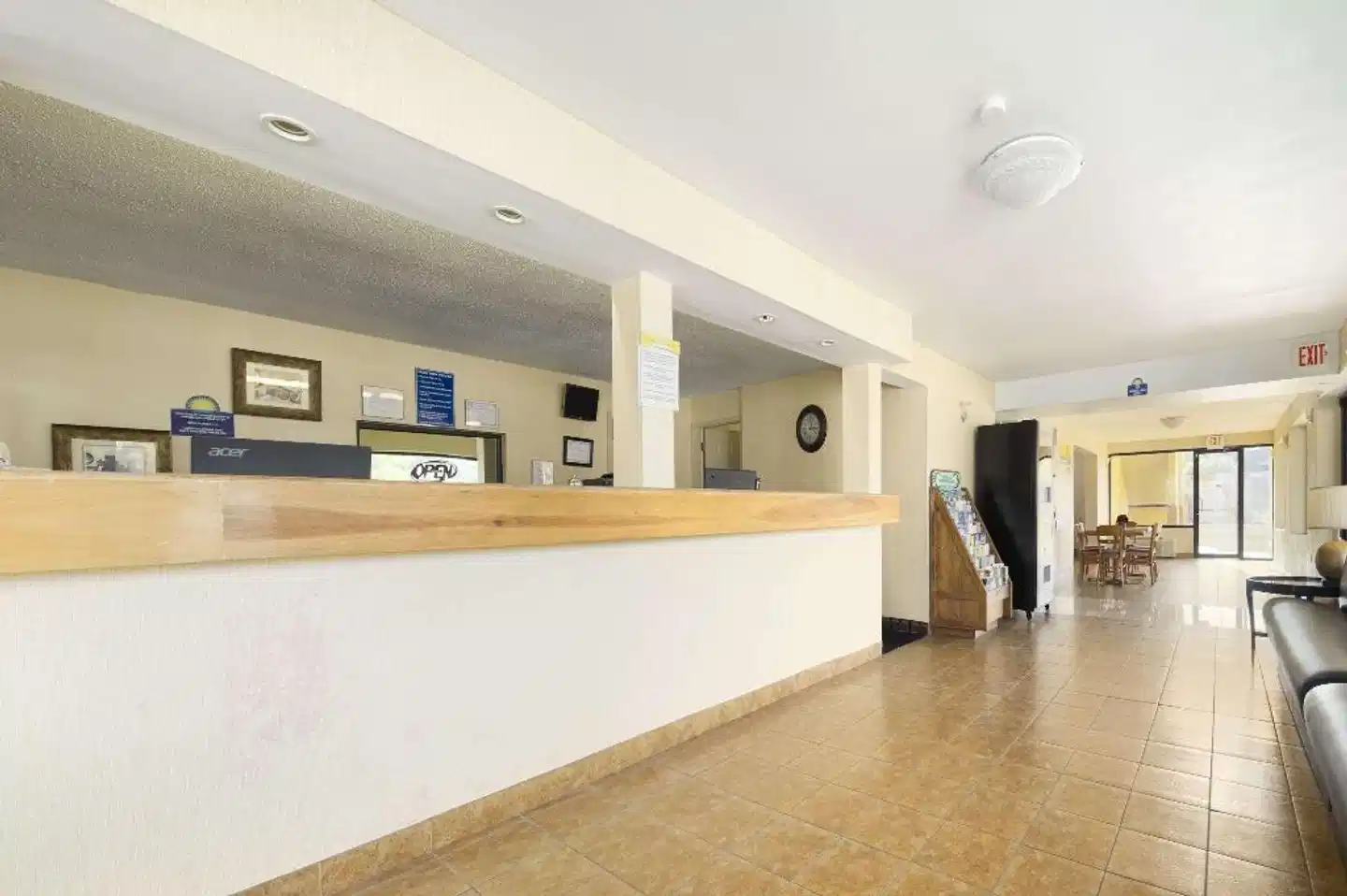 Days Inn by Wyndham Brunswick/St. Simons Area Lobby