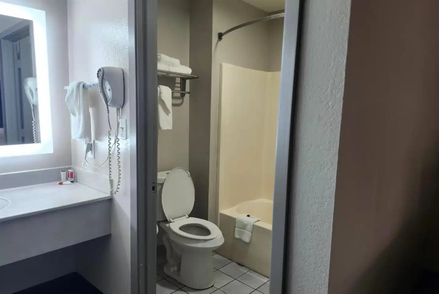 Days Inn by Wyndham Ocean Springs Badezimmer