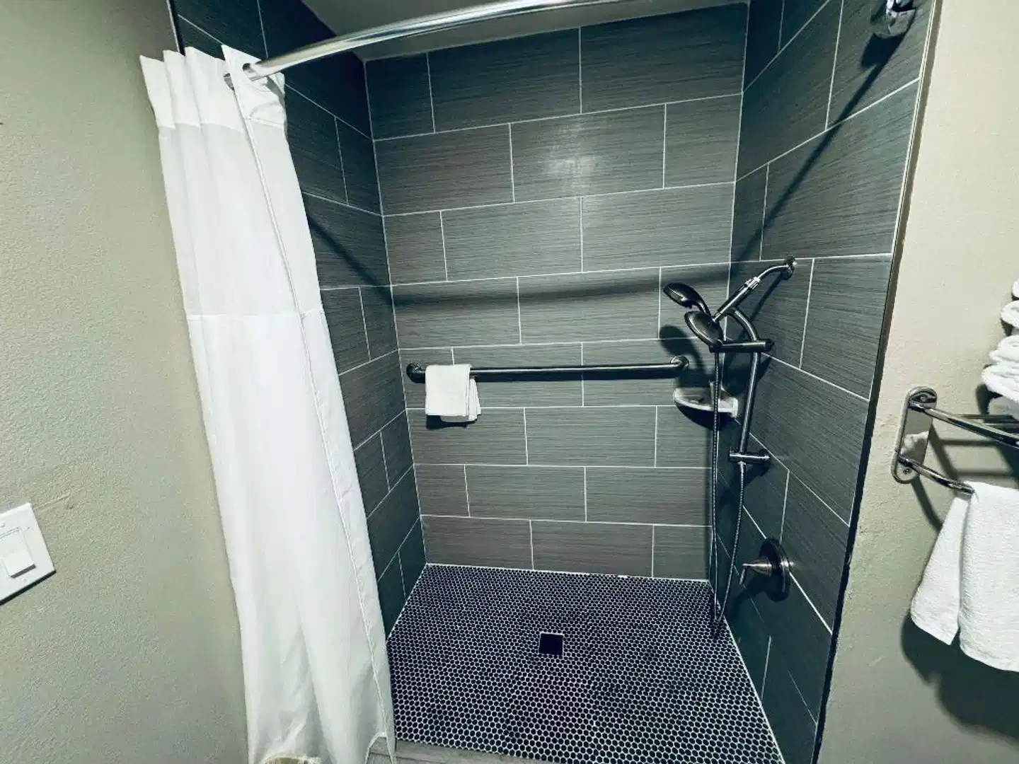 SureStay by Best Western Fresno Central Badezimmer