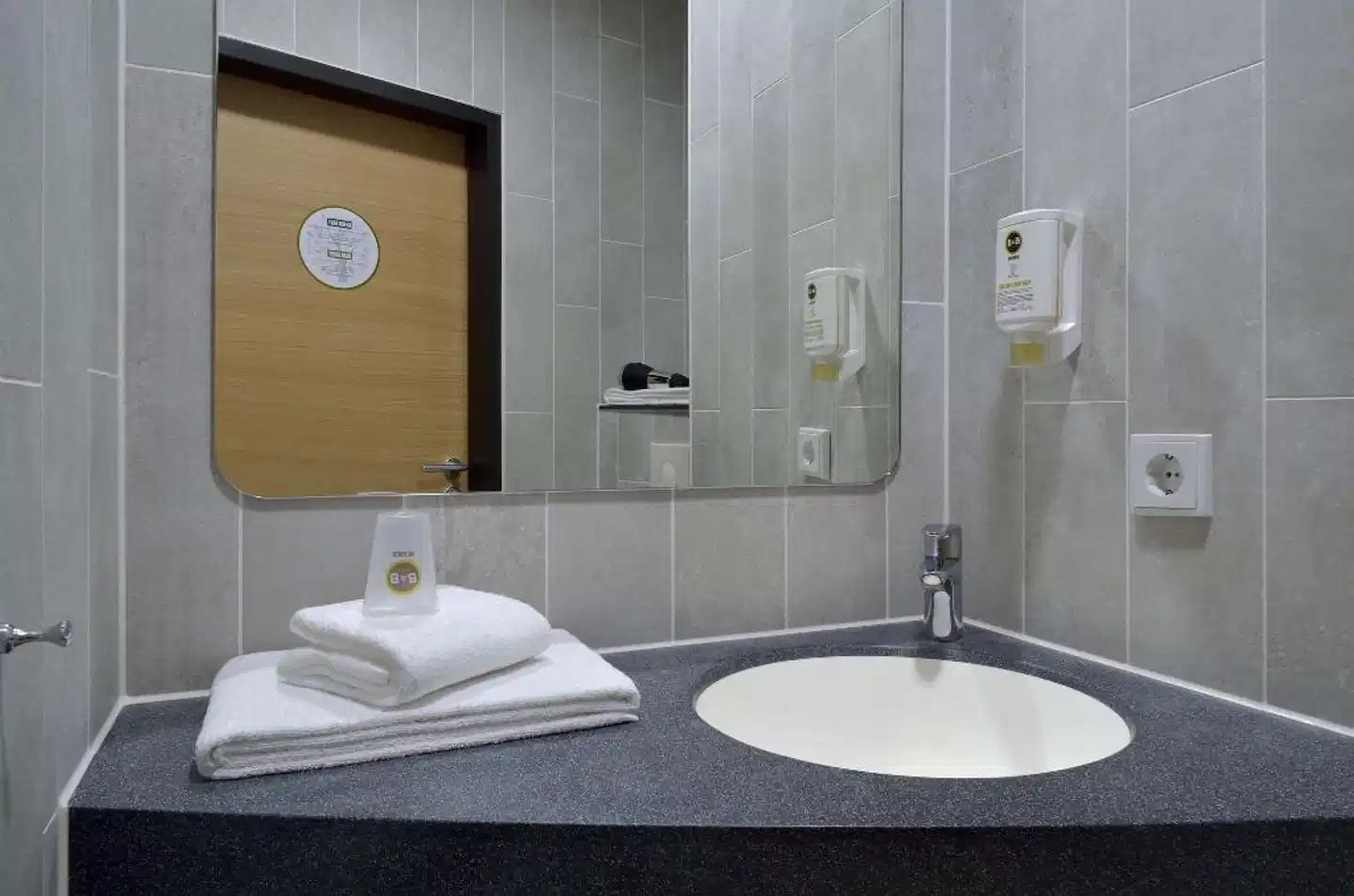 B&B Hotel Düsseldorf-Airport Badezimmer