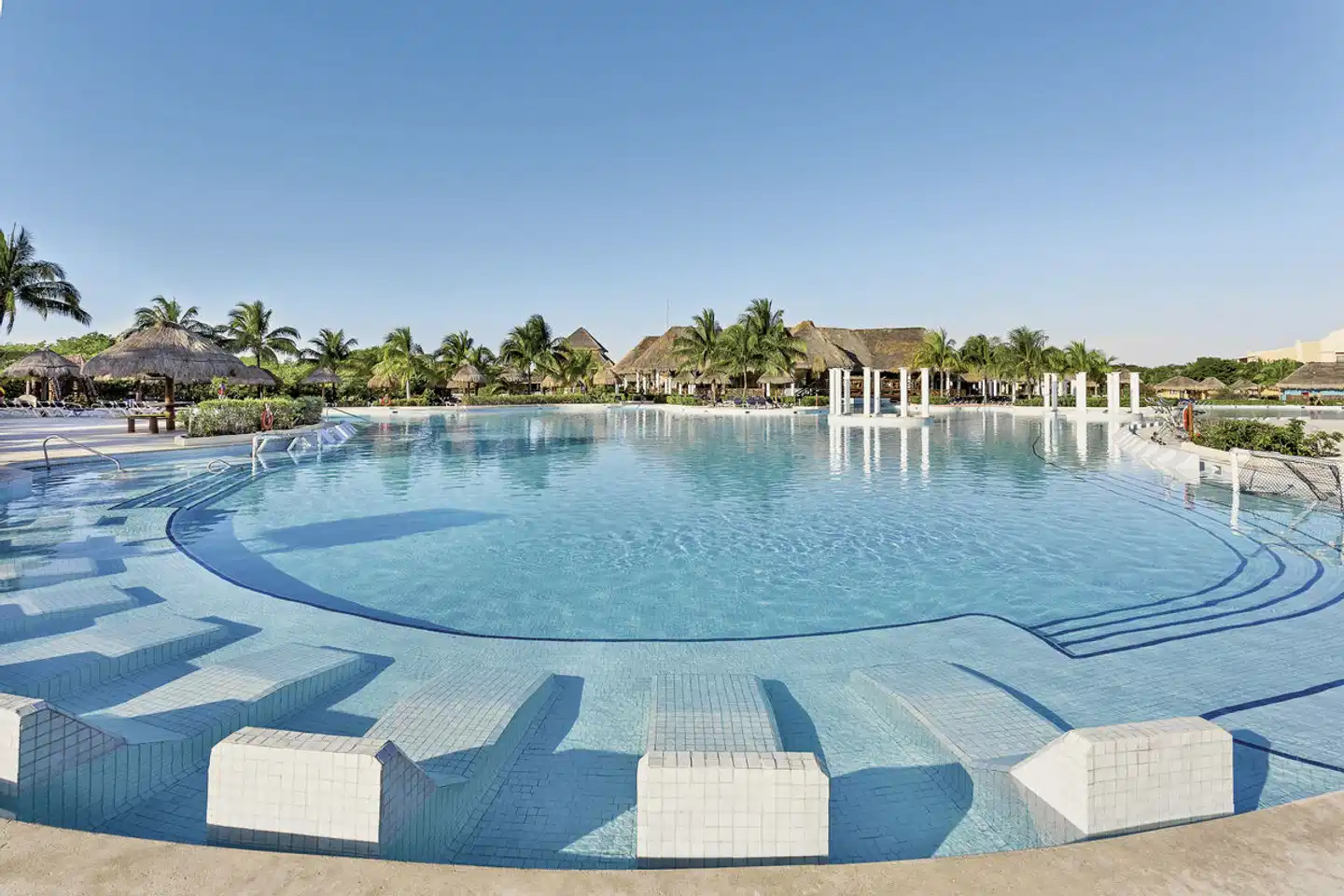 Grand Palladium Select White Sand Pool