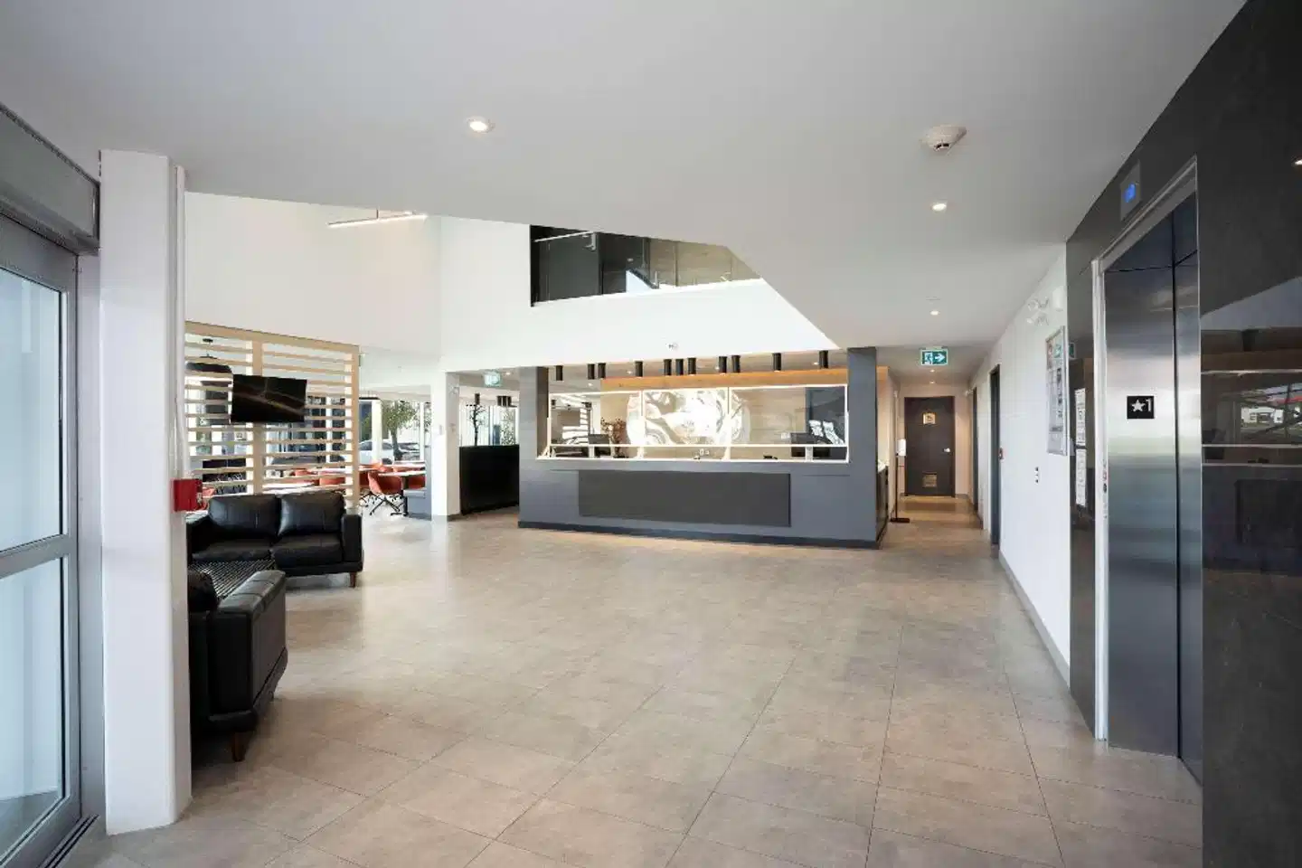 Quality Inn Quebec City Lobby