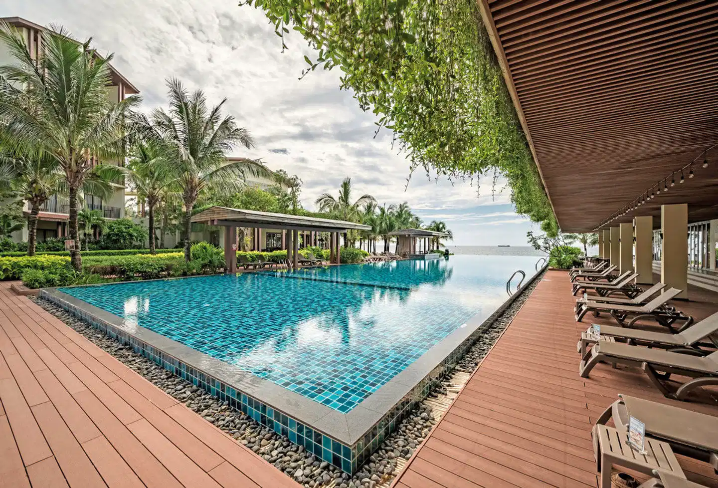 Dusit Princess Moonrise Beach Resort Phu Quoc Pool