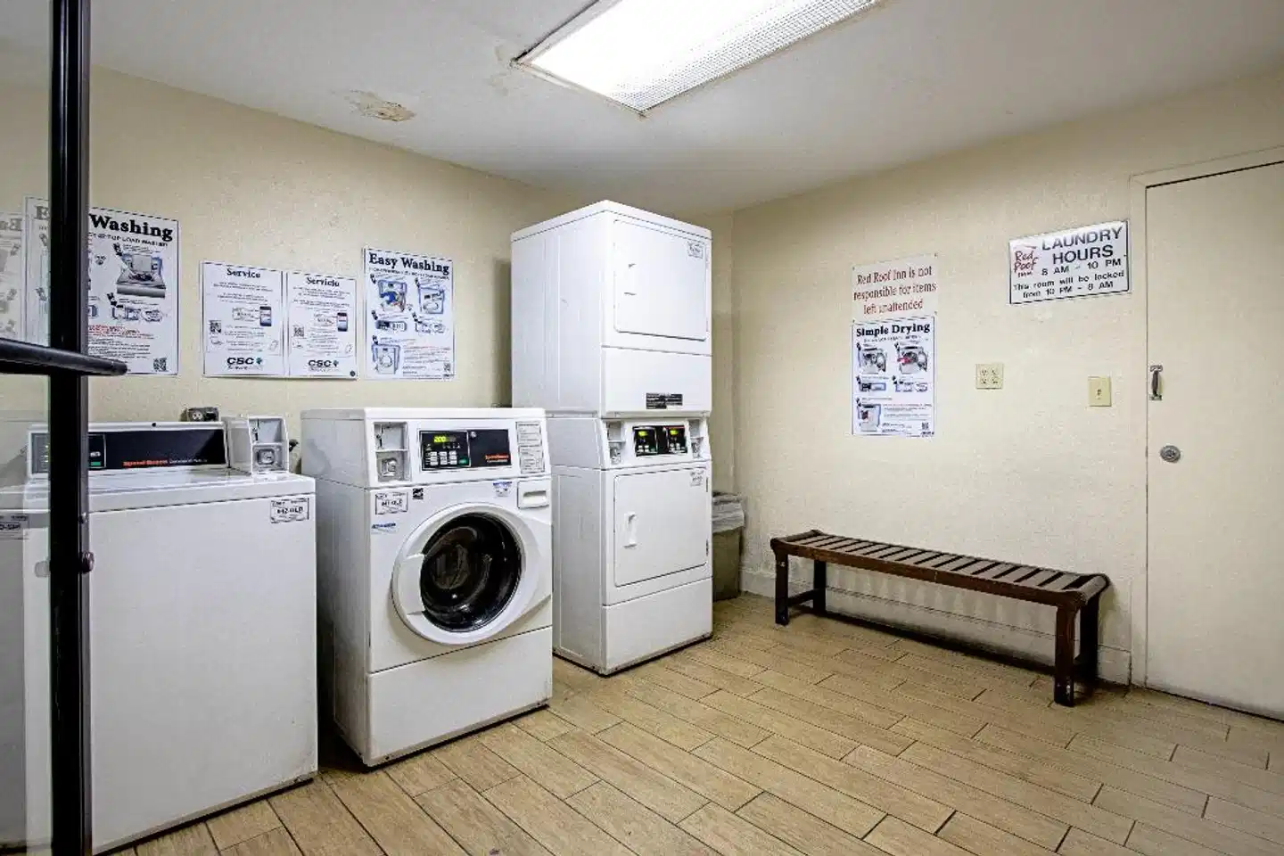 Red Roof Plus Miami Airport Badezimmer