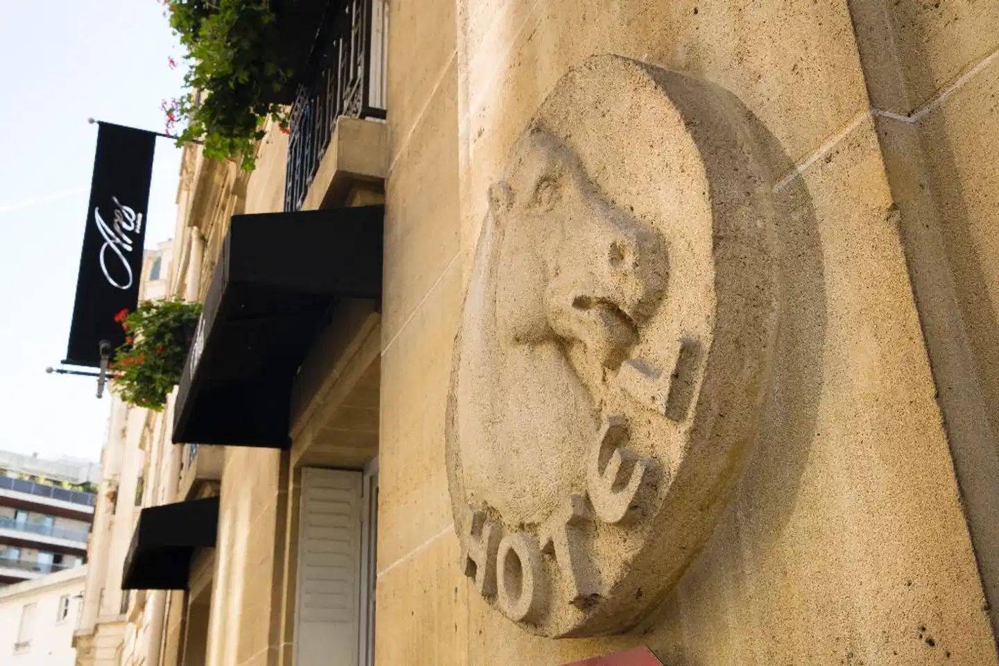 Arès Tour Eiffel Aussenansicht