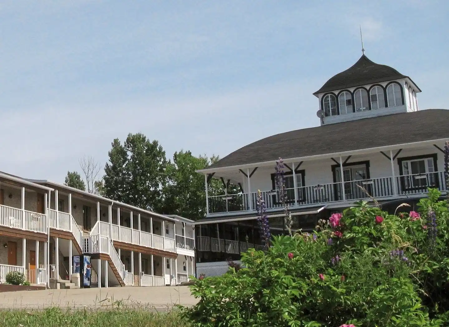 Hotel Georges De Tadoussac Aussenansicht