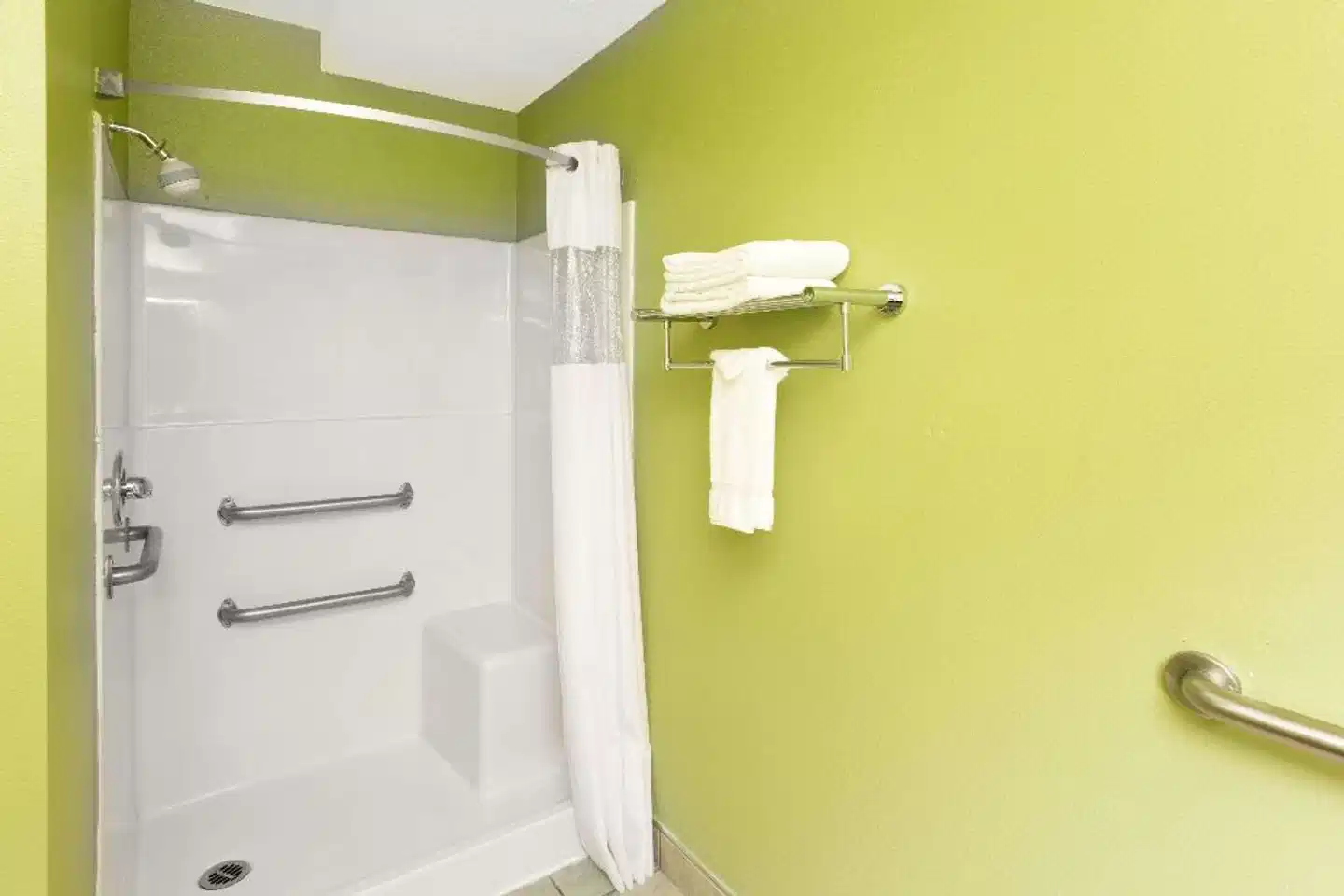 Days Inn by Wyndham Newport OR Badezimmer