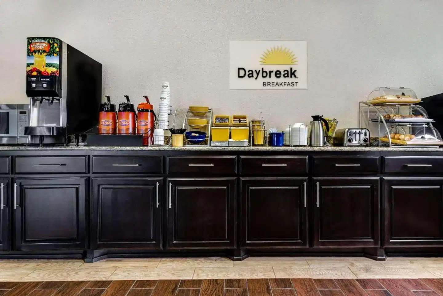 Days Inn & Suites by Wyndham Dallas Bar