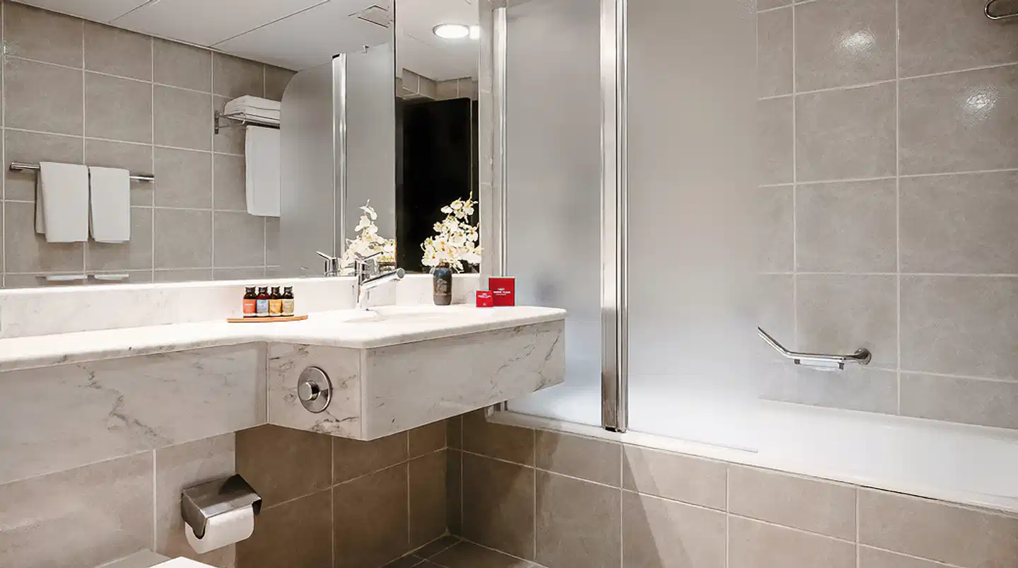 Crowne Plaza Tel Aviv Beach Badezimmer