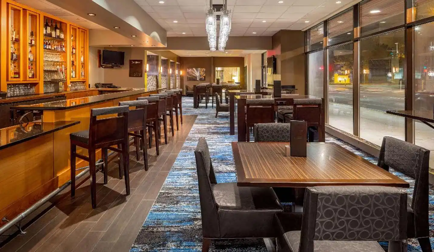DoubleTree Suites by Hilton Minneapolis Bar