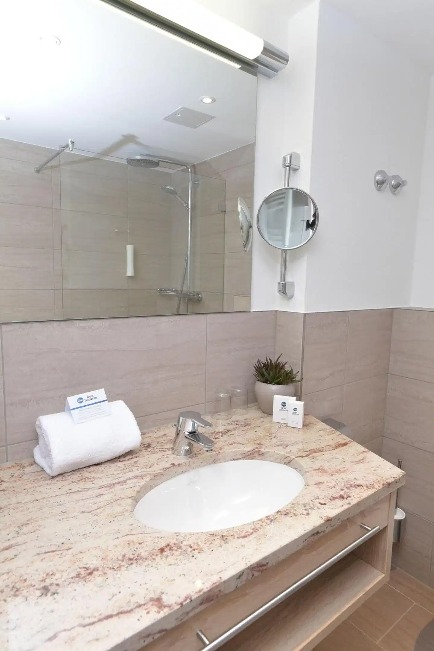 Best Western Queens Pforzheim-Niefern Badezimmer